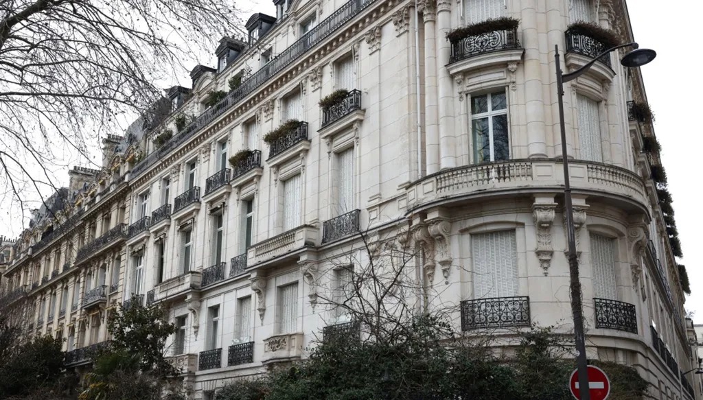 تُظهر هذه الصورة مبنى سكنيًا كان يمتلك فيه جيفري إبستين شقة في شارع فوش في باريس في 10 فبراير 2026. (أ ف ب)
