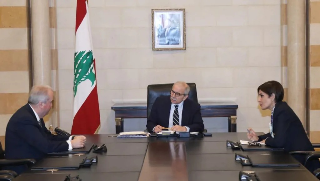 رئيس الحكومة نواف سلام خلال اجتماعه بوزيري المال ياسين جابر والبيئة تمارا الزين في السرايا الحكومية أمس.