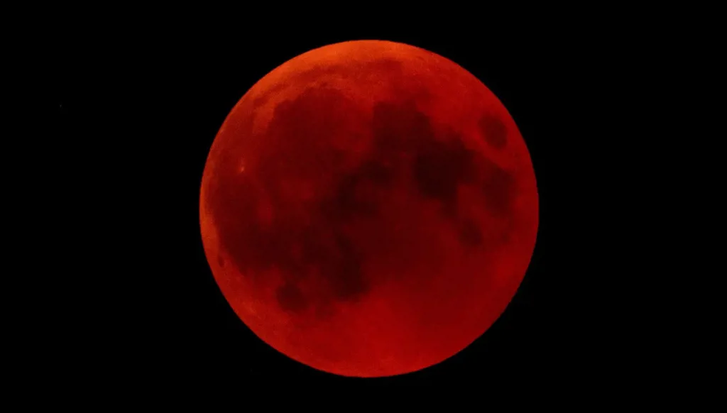 ظاهرة فلكية نادرة... العالم على موعد مع "القمر الدموي" في آذار