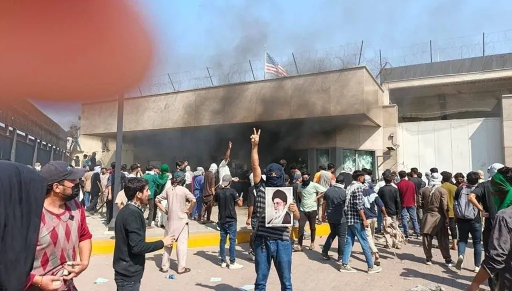 بالفييدو- متظاهرون يحاولون اقتحام قنصلية أميركية في باكستان... ومقتل 8 باشتباك مع الشرطة