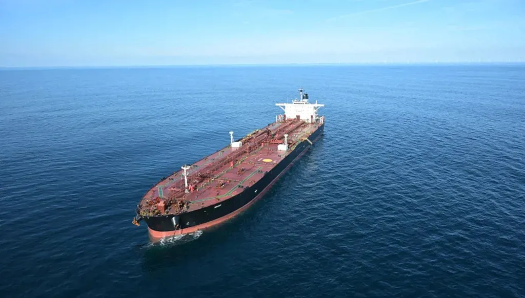 استهداف ناقلة نفط بالقرب من ساحل سلطنة عُمان... وإصابة 4 من طاقمها