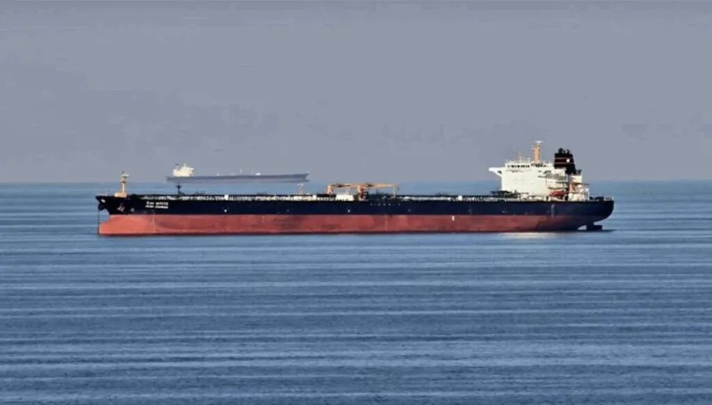 قارب إيراني ملغوم استُخدم لاستهداف ناقلة نفط في مياه العراق الإقليمية