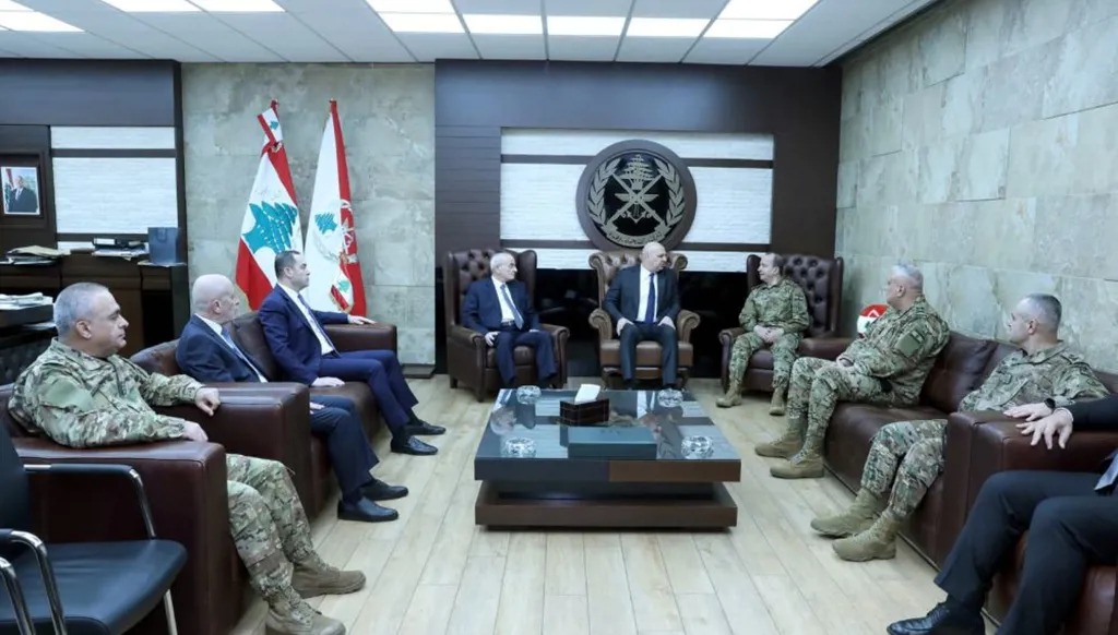 رئيس الجمهورية جوزف عون خلال زيارته لقائد الجيش رودولف هيكل في اليرزة بحضور وزير الدفاع ميشال منسى والضباط أمس.