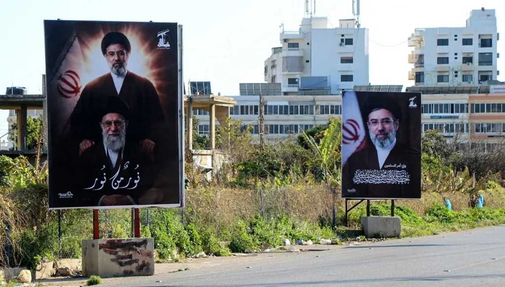 صور المرشدين السابق والحالي، علي ومجتبى خامنئي (أ ف ب)