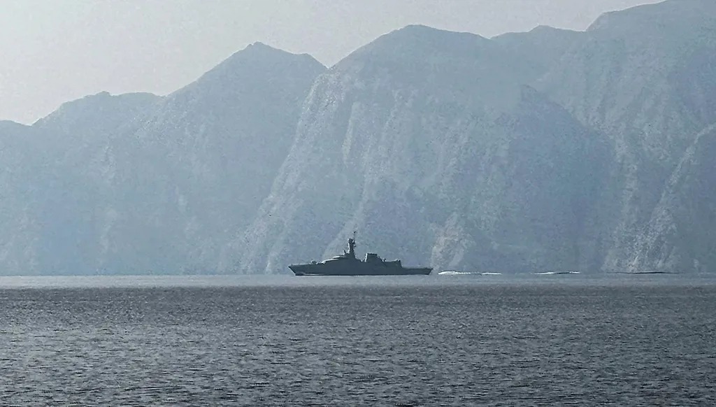 قطعة بحرية تبحر في مضيق هرمز، 1 مارس 2026. (فرانس برس)
