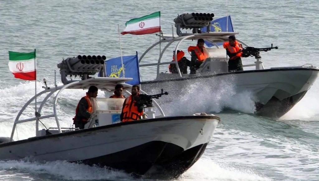 زورقان إيرانيان في مضيق هرمز.