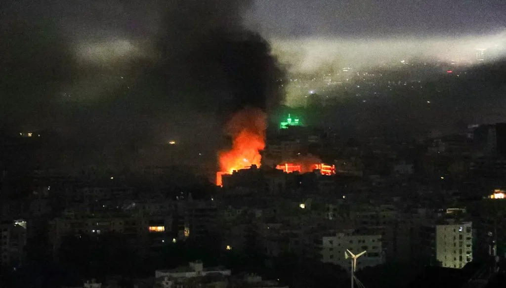 نيران ودخان كثيف يلف الضاحية الجنوبية لبيروت جراء الغارات الإسرائيلية (أ ف ب)