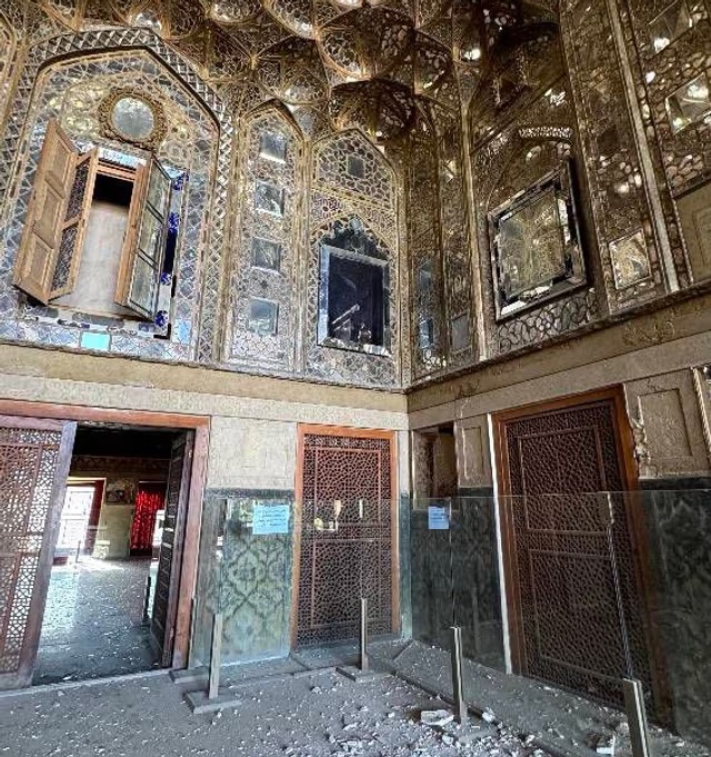 دمار في قصر “تشهل ستون“. (مواقع التواصل)