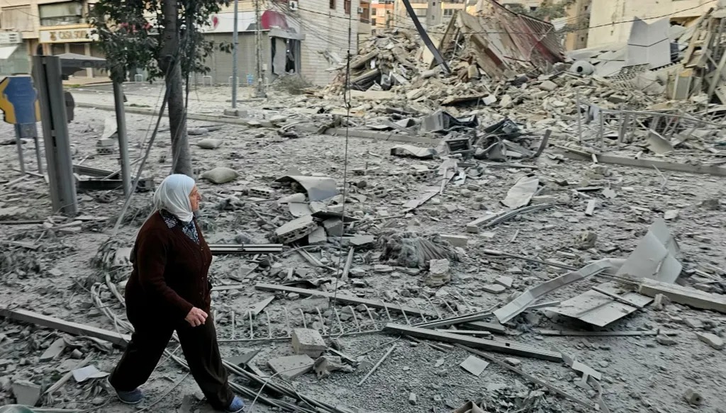 دمار في منطقة الحدث. (أ ف ب)