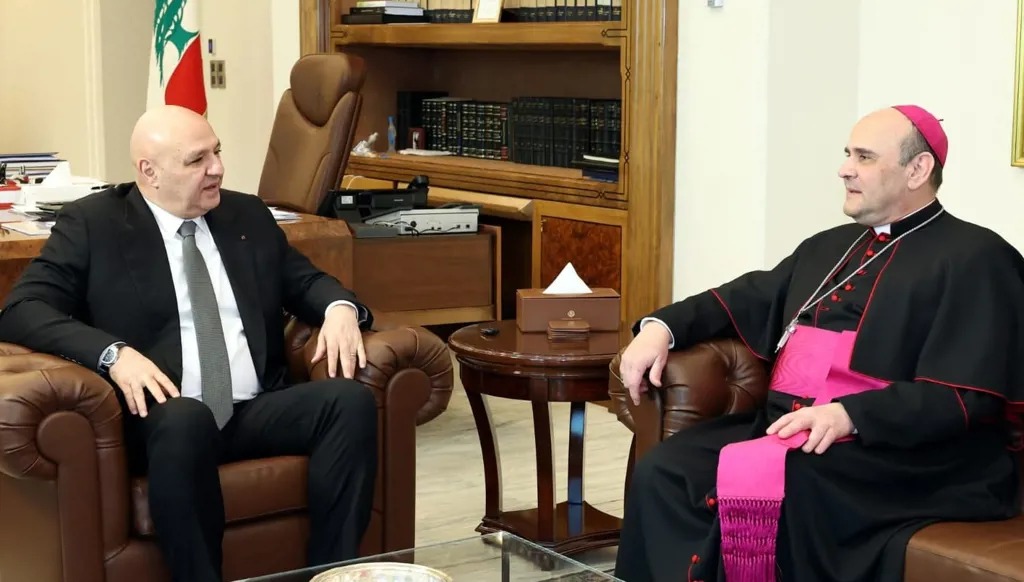 الرئيس عون مستقبلاً السفير البابوي في قصرا بعبدا.