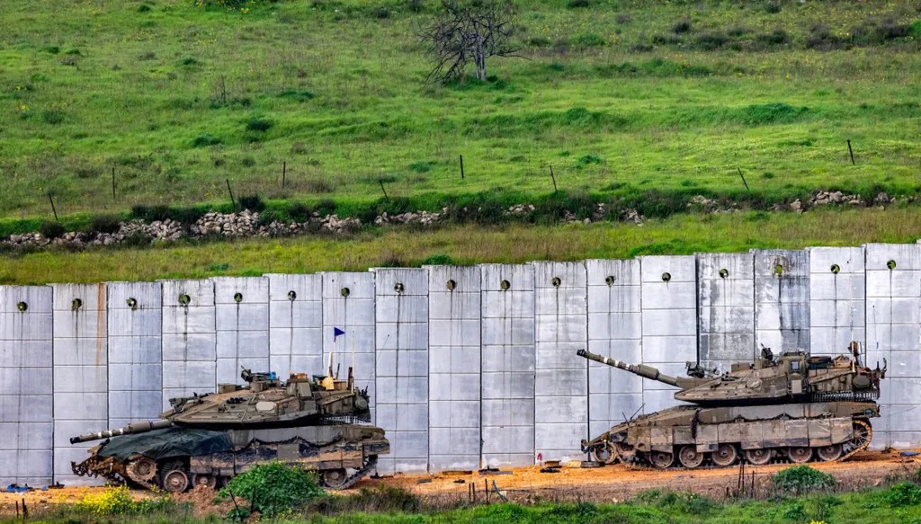 دبابتان إسرائيليتان من طراز ميركافا تتمركزان قرب الشريط الحدودي مع لبنان. (أ ف ب)