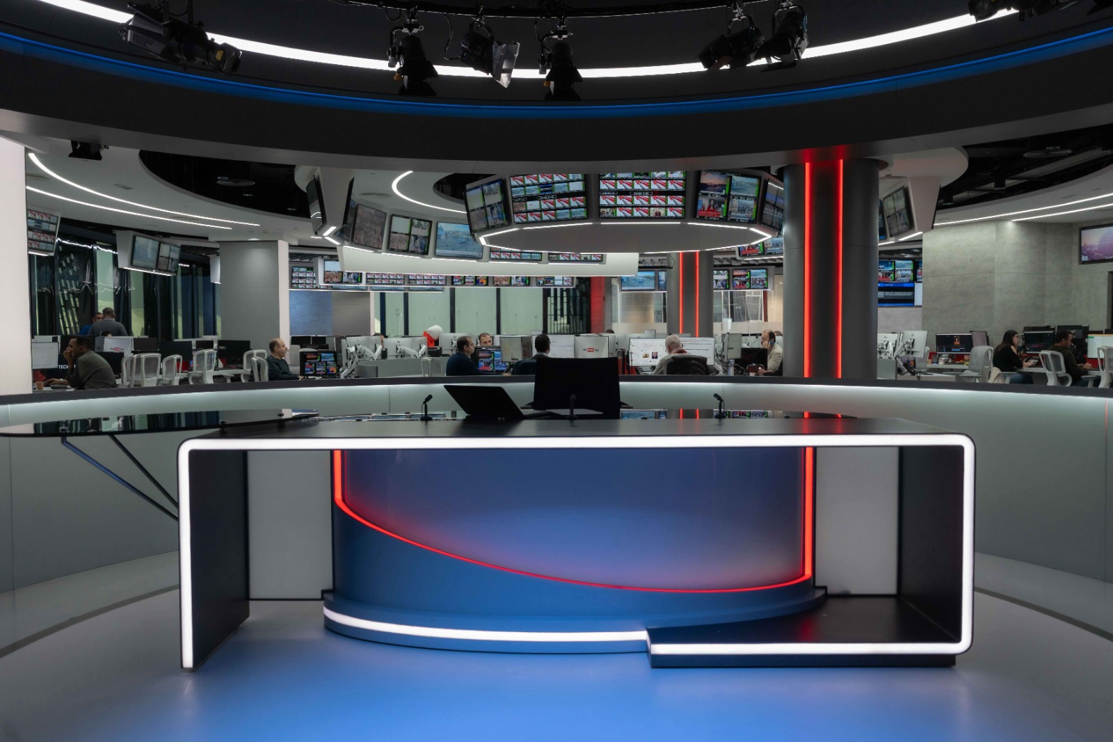 استديو SKY UK.