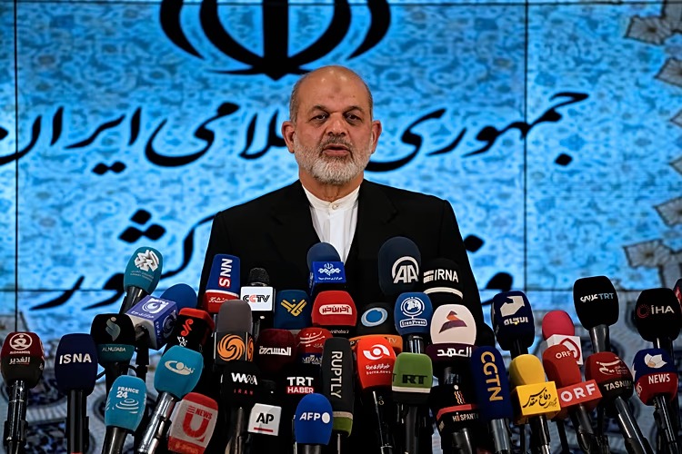 أحمد وحيدي وزيراً للداخلية عام 2024 (أ ب).