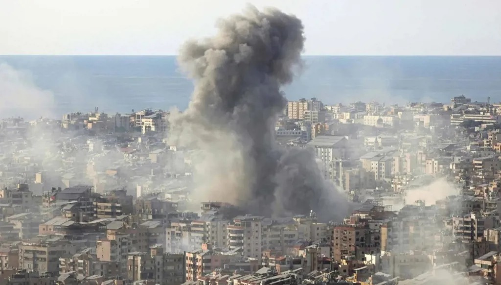 دخان القصف على بيروت في 6 مارس 2026. (أ ف ب)