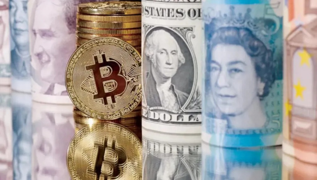 عملات رقمية وتقليدية. (رويترز)