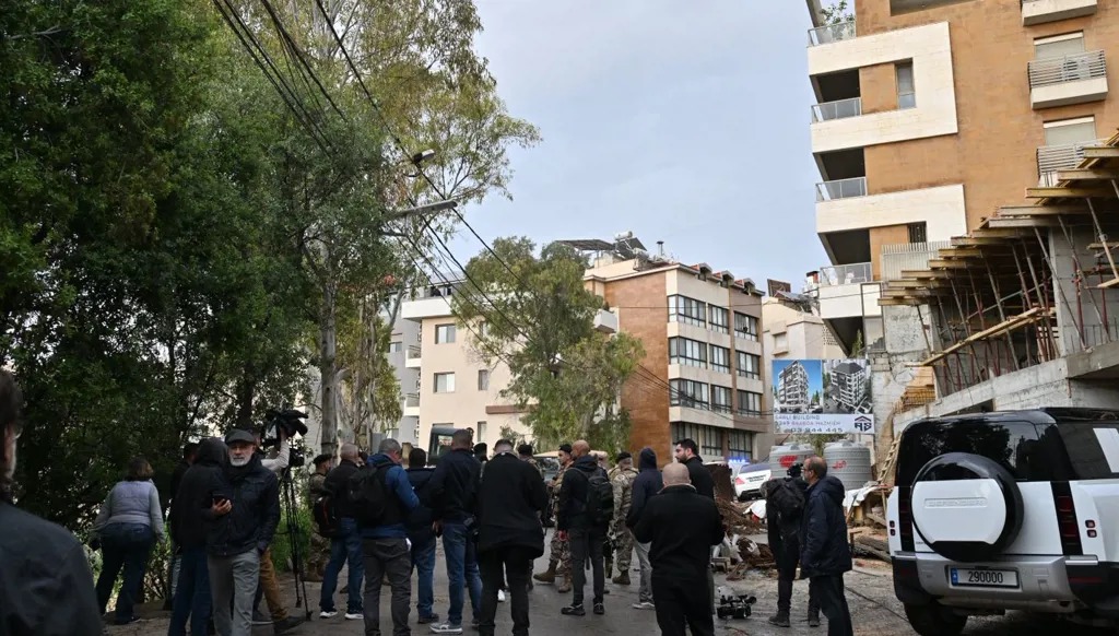 من أمام الشقة المستهدفة (تصوير: حسام شبارو).