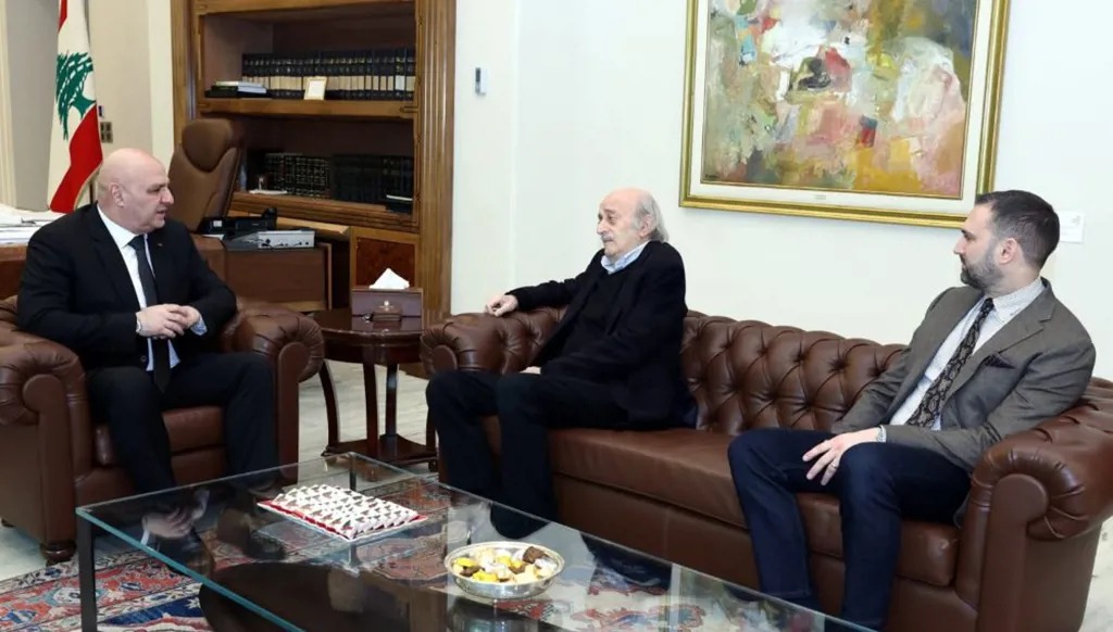 رئيس الجمهورية جوزف عون أثناء استقباله الرئيس السابق للحزب التقدمي الاشتراكي وليد جنبلاط ورئيس اللقاء الديموقراطي تيمور جنبلاط أمس.