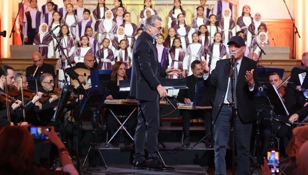 أحمد قعبور في حفل قلوب تغنّي لحن العطاء بقيادة المايسترو أندريه الحاج (فايسبوك)