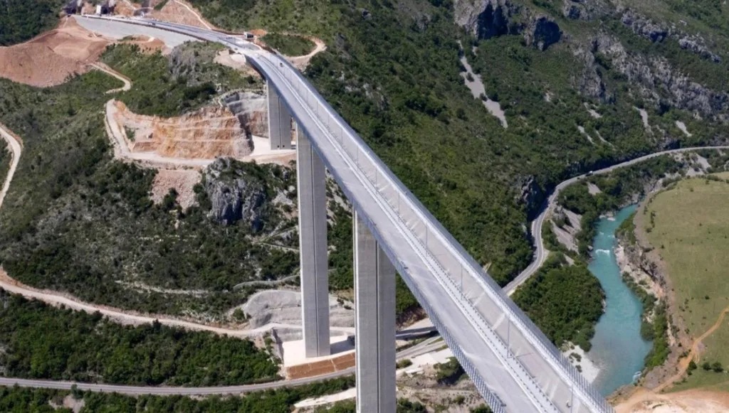 مشروع الطريق السريع في مونتنيغرو الذي تم بناؤه في إطار مبادرة الحزام والطريق (أ ف ب)
