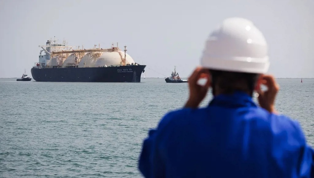 ناقلة غاز مسال تعبر مضيق هرمز. (رويترز)