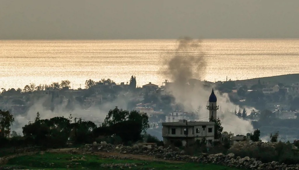 دخان متصاعد من موقع استهدفته إسرائيل في قرية زوتر الشرقية جنوبي لبنان في 25 مارس 2026. (أ ف ب)