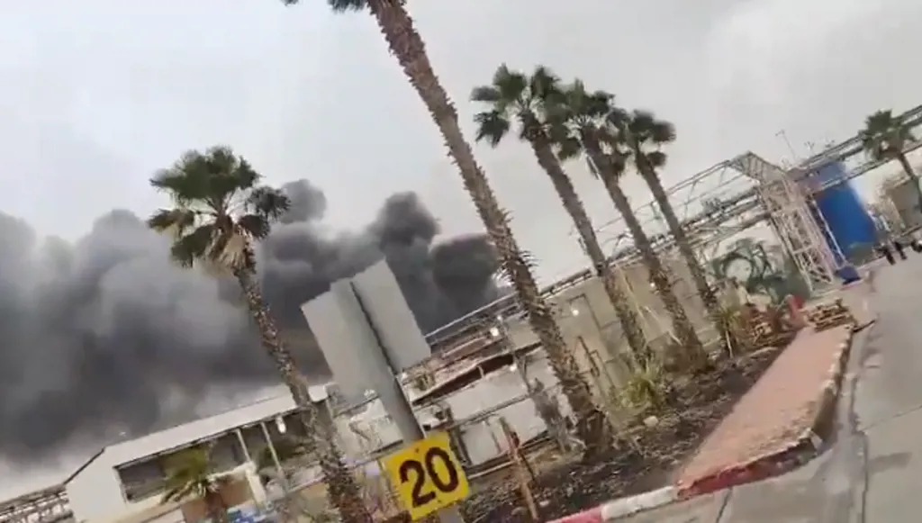 استهداف مصنع للكيماويات قرب بئر السبع (صورة متداولة/إكس).