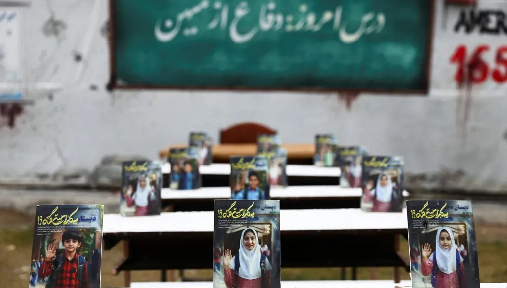 صور لأطفال إيرانيين قُتلوا في الغارات الأميركية–الإسرائيلية، معروضة في أحد ميادين طهران. (رويترز)