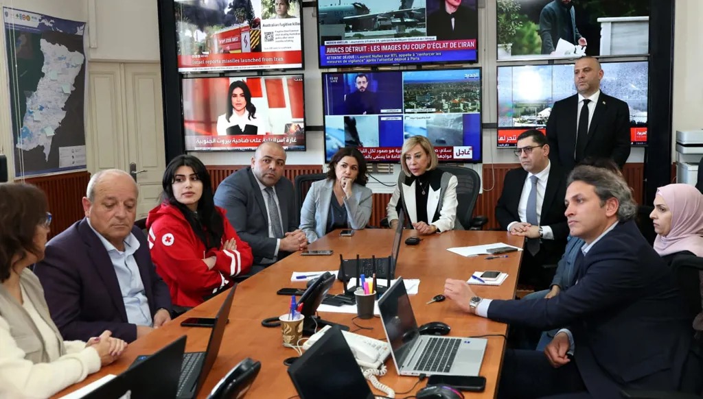 اللبنانية الأولى نعمت عون في سرايا بعبدا مع الوزيرة حنين السيد والمحافظ محمد مكاوي، خلال اجتماع أمس لمتابعة سير عمل غرفة إدارة الكوارث.