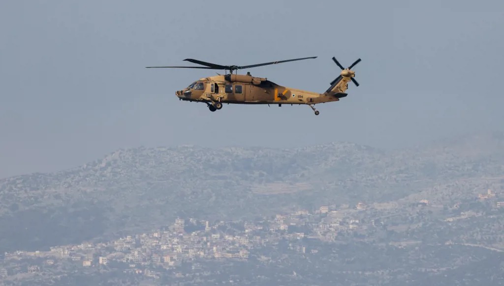 طائرة مروحية إسرائيلية في سماء الجنوب.