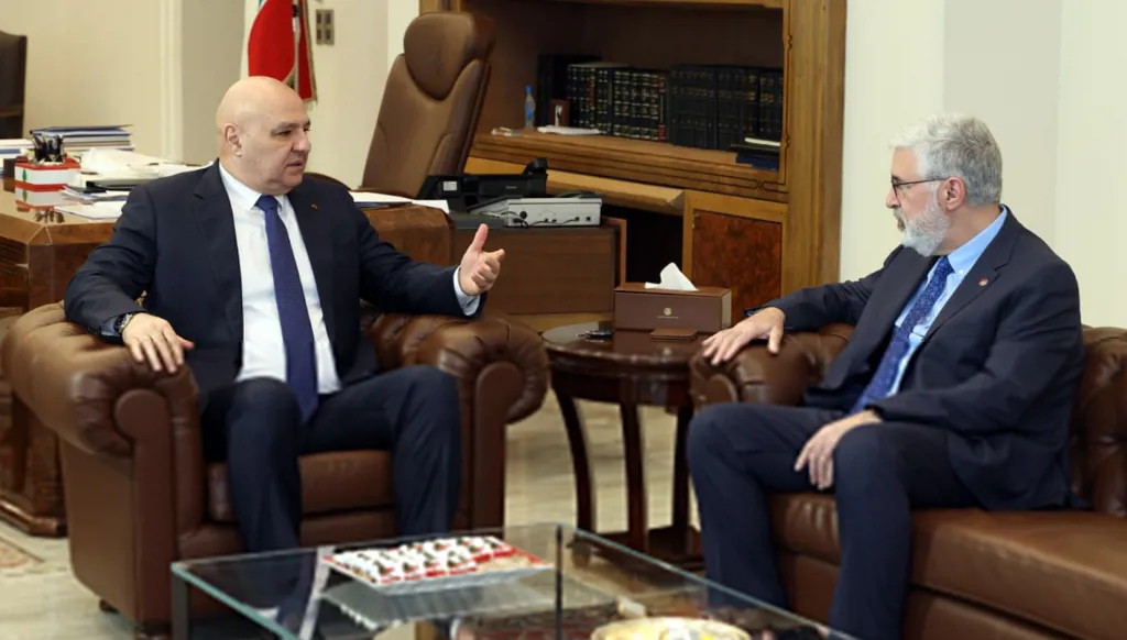 بعد التهديد الإيراني... عون لرئيس الجامعة الأميركية في بيروت: حريصون على أمن المؤسسات التربوية