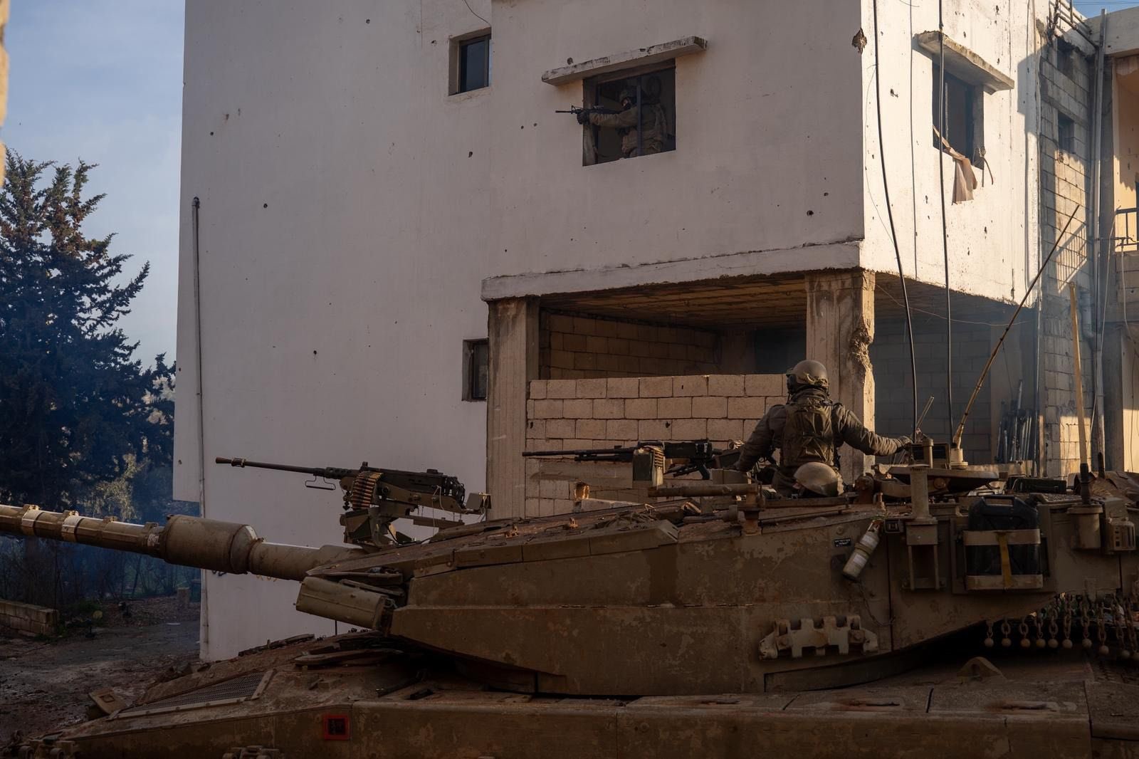 دبابة إسرائيلية تتوغّل في جنوب لبنان (إكس).