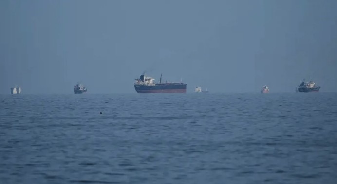 سفن تعبر مضيق هرمز (أرشيفية).