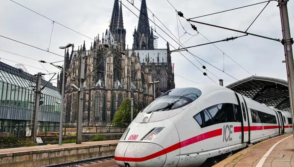 شاب مسلّح يُفجّر "عبوات نارية" داخل قطار سريع في ألمانيا!