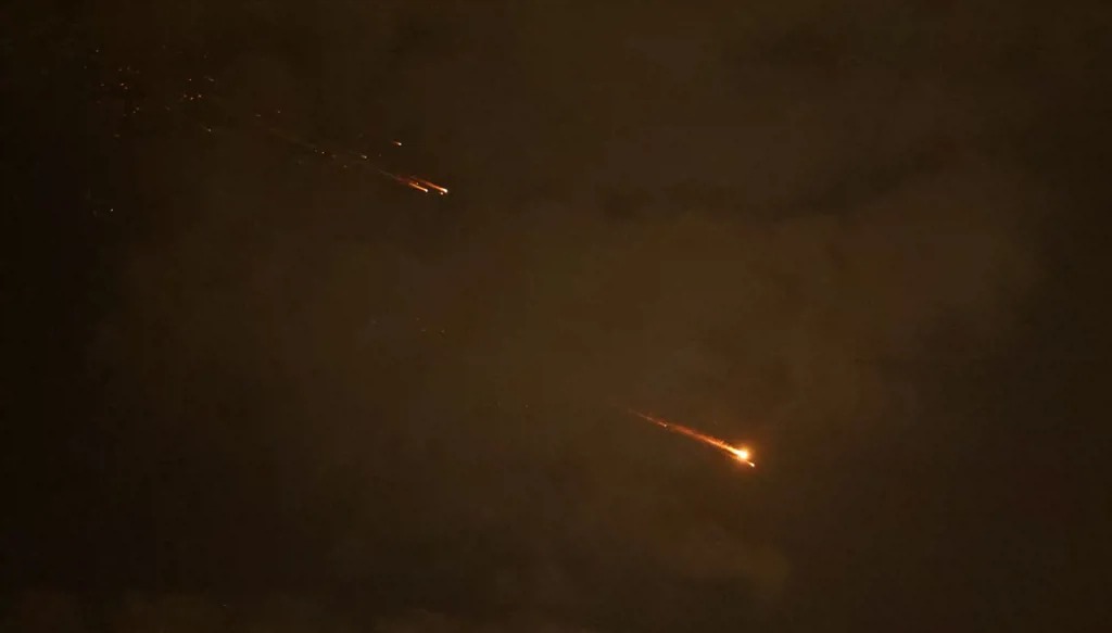 آثار الصواريخ في السماء فوق مدينة نتانيا الساحلية الإسرائيلية وسط وابل جديد من الهجمات الصاروخية الإيرانية. (أ ف ب)