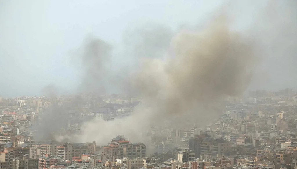 دخان متصاعد ناتج من غارات إسرائيلية استهدفت الضاحية الجنوبية لبيروت في 5 أبريل 2026 (أ ف ب)