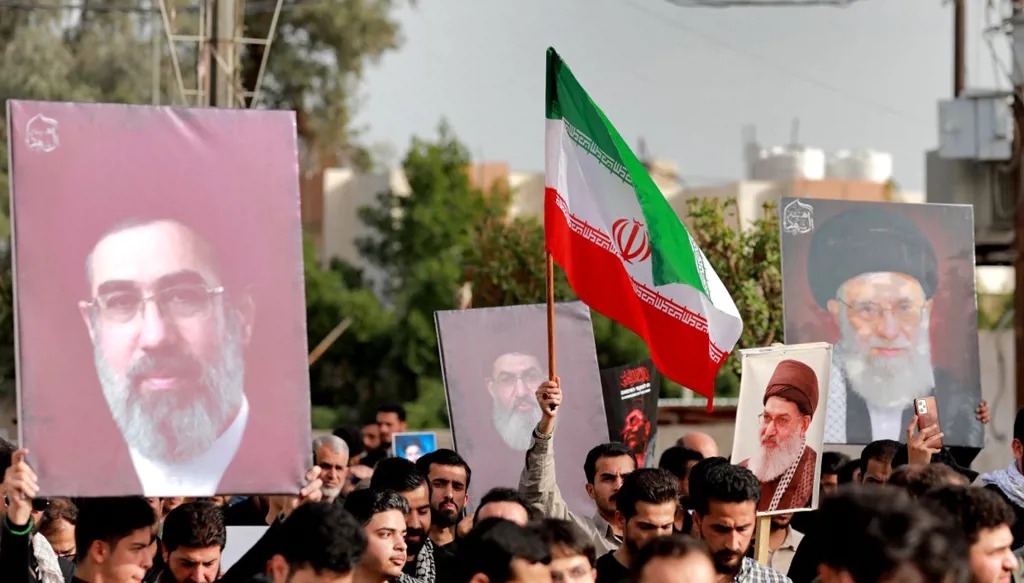 تظاهرة تضامنية مع إيران في حربها ضد الولايات المتحدة وإسرائيل، في حي الكاظمية شمال بغداد. (أ ف ب)