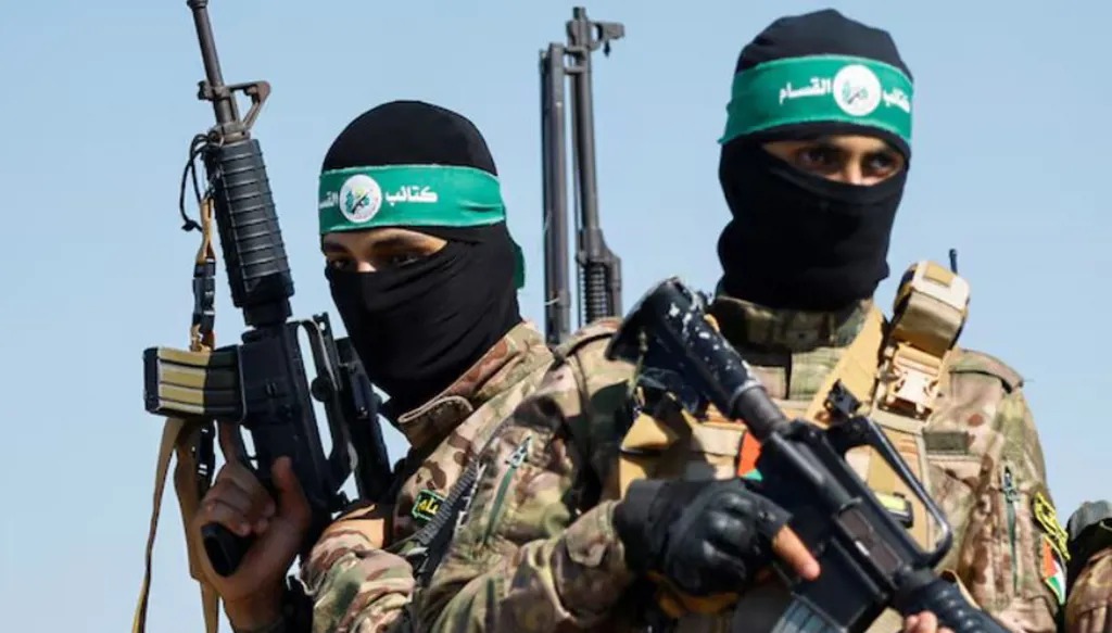 مقاتلان من كتائب القسام الجناح العسكري لحركة حماس (ارشيفية، رويترز).