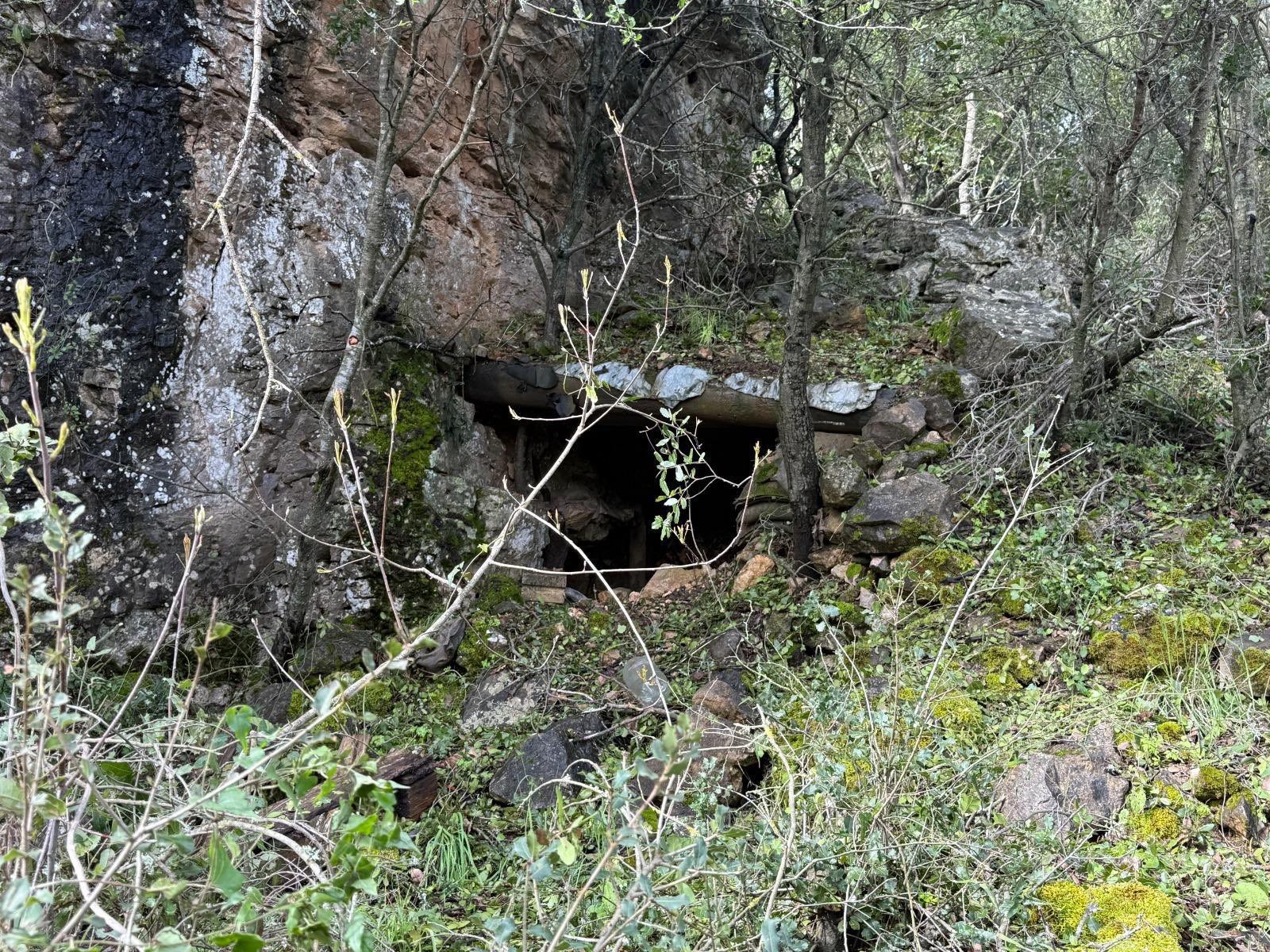 صورة نشرها أدرعي لأسلحة في جنوب لبنان (إكس).