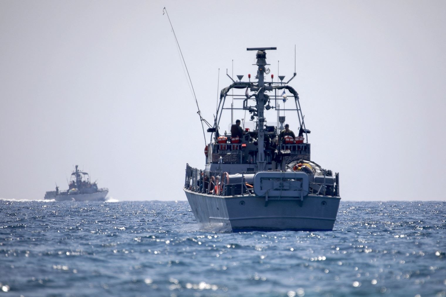 سفينتان تابعتان للبحريّة الإسرائيليّة قبالة ساحل رأس الناقورة (6 حزيران 2022 - أ ف ب).