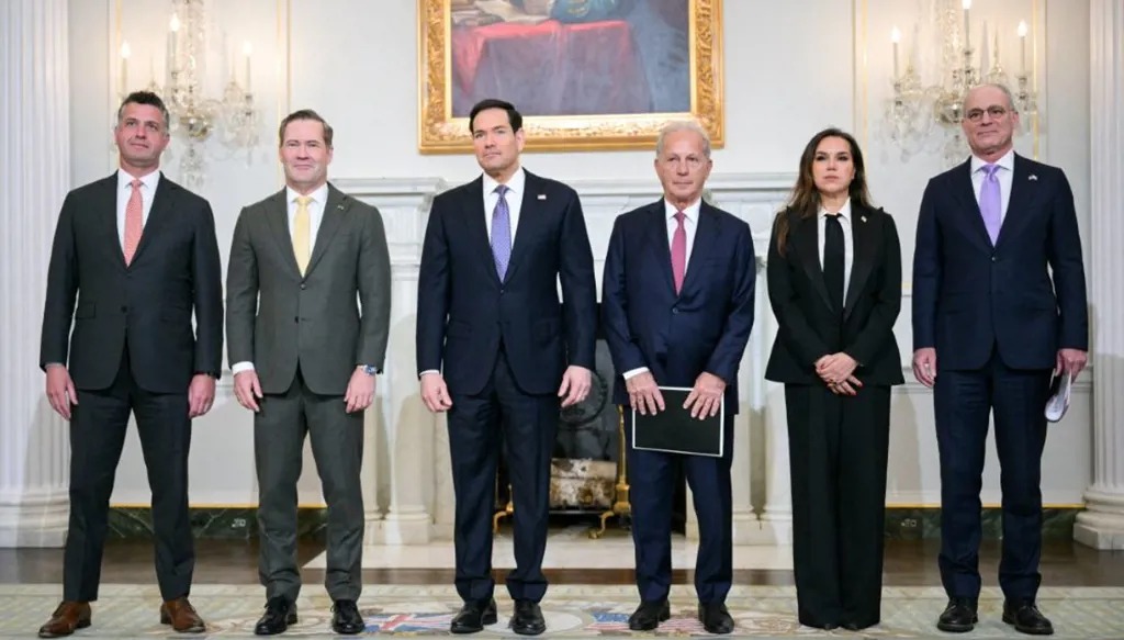 وزير الخارجية الأميركي ماركو روبيو يتوسط السفيرين اللبناني والإسرائيلي والسفير الأميركي في بيروت قبل بدء المحادثات في واشنطن أمس. (أ ف ب)