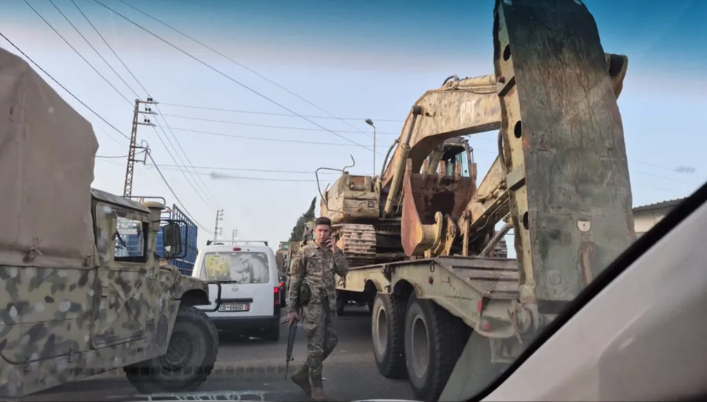 بالفيديو- الجيش اللبناني يُعيد فتح الطريق عند جسر القاسمية... أهالي الجنوب يُصرّون على العودة