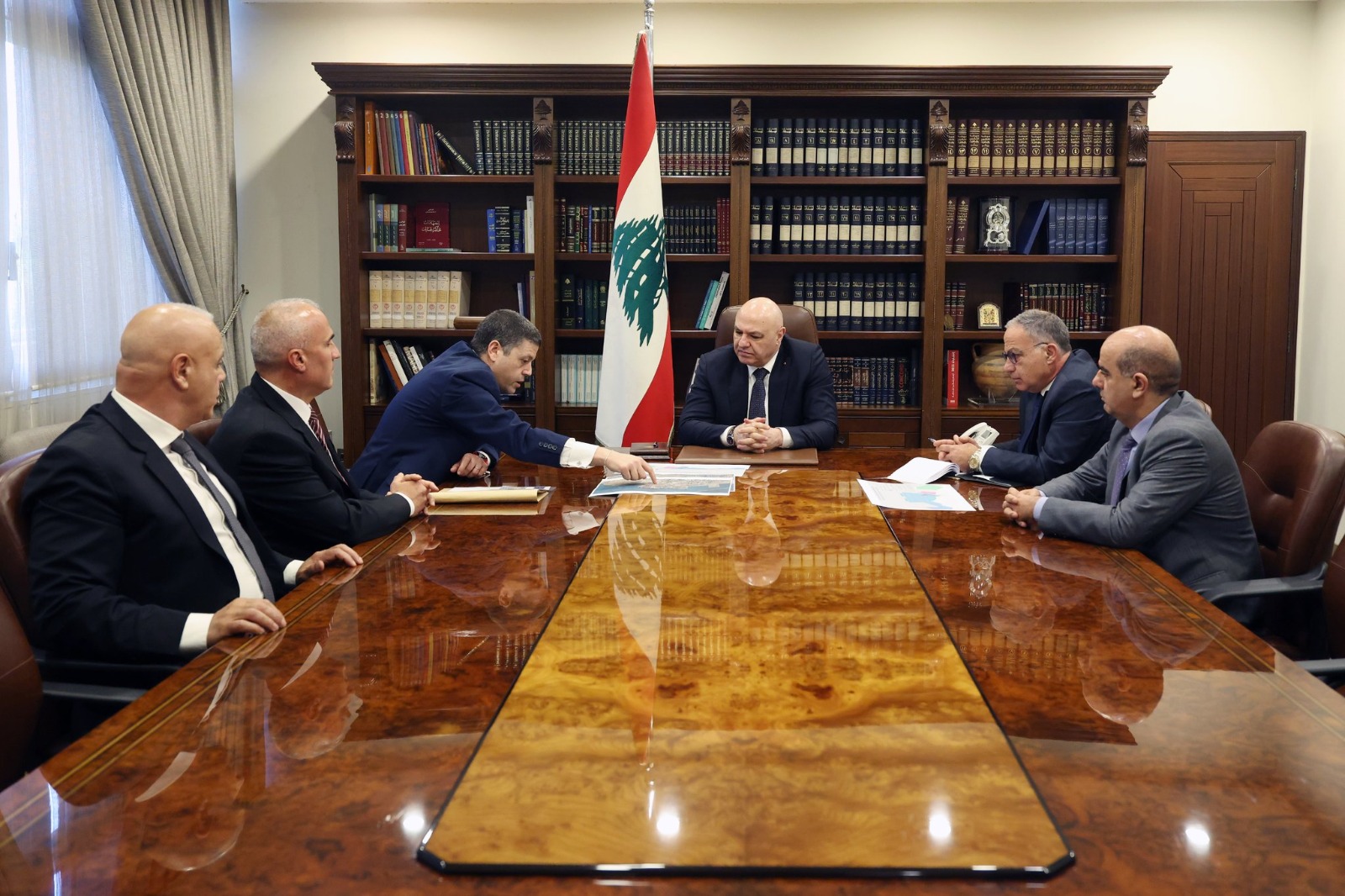 مدير مرفأ بيروت والرئيس عون (الرئاسة اللبنانية).