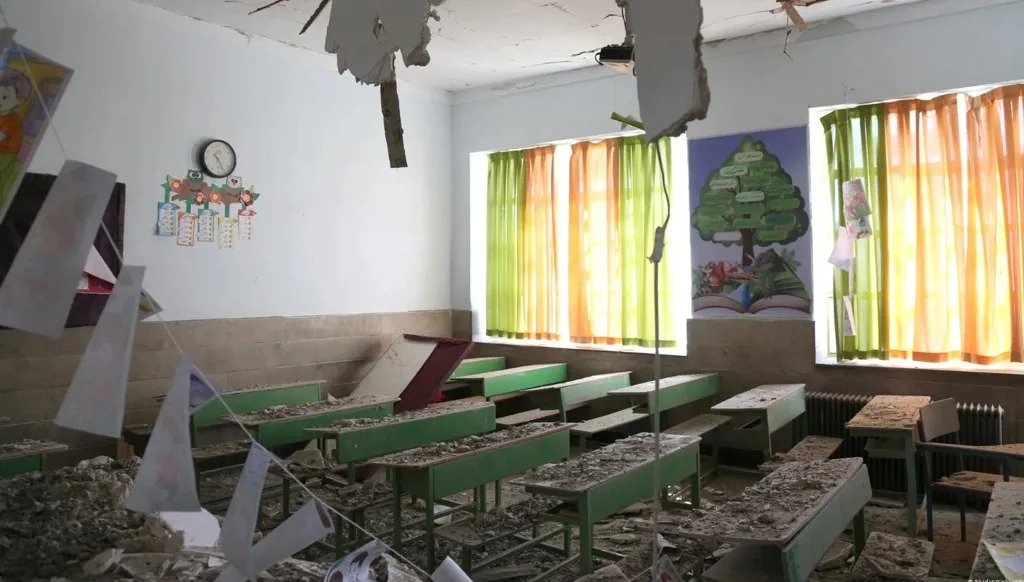 مدرسة متضررة في إيران من الحرب. (شينخوا)