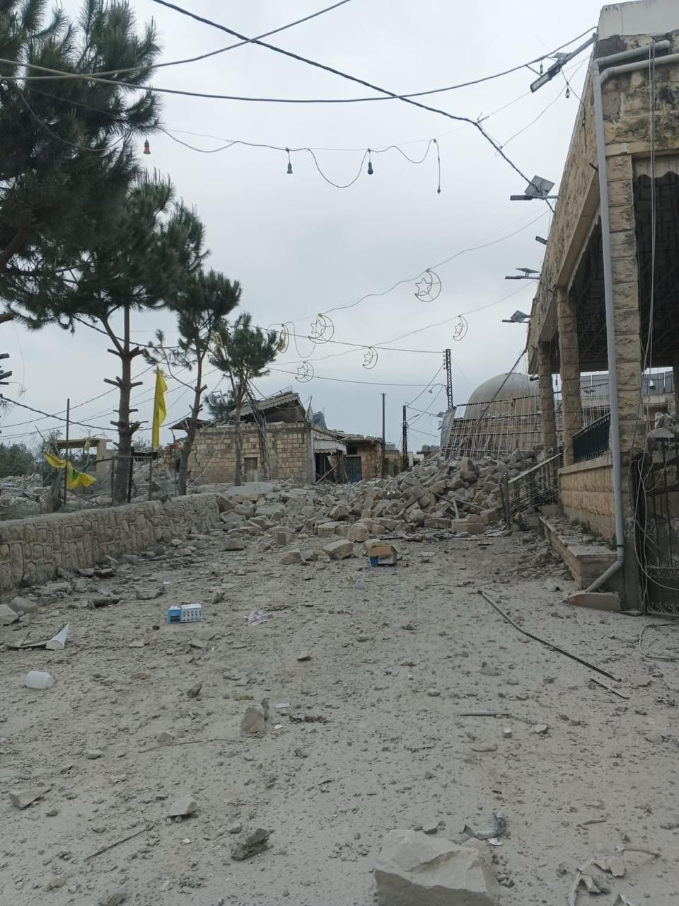 دمار في بلدة  حسينية زوطر الشرقية وجامعها.