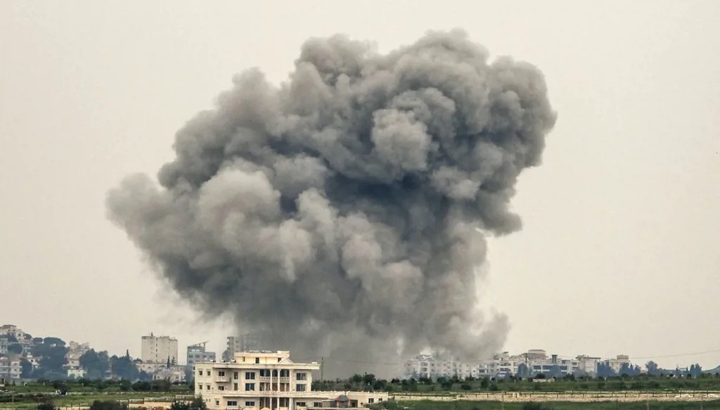 دخان يتصاعد جراء الغارات الإسرائيلية على بلدة شوكين في النبطية. (أ ف ب)