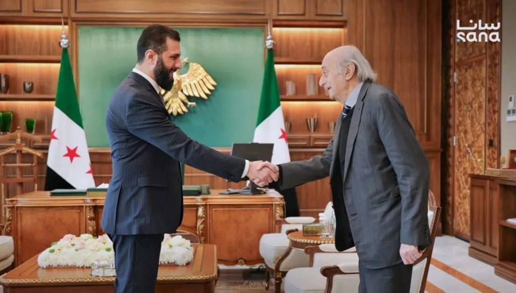 الرئيس السوري أحمد الشرع مستقبلاً الرئيس السابق للحزب التقدمي الاشتراكي وليد جنبلاط.