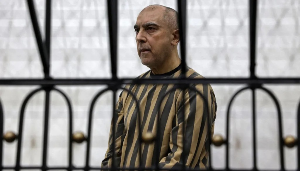 رئيس فرع الأمن السياسي السابق في محافظة درعا جنوب سوريا، عاطف نجيب، خلال حضوره الجلسة الأولى من محاكمته في القصر العدلي في دمشق. (أ ف ب)