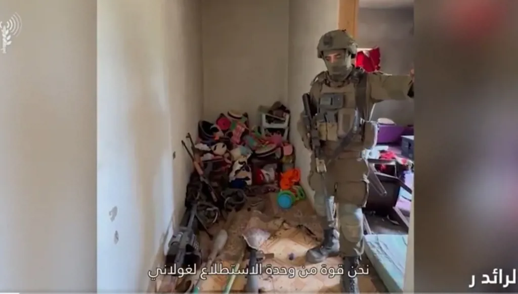 الجيش الإسرائيلي يزعم: دمّرنا أكثر من 50 بنية تحتية في جنوب لبنان وعثرنا على أسلحة داخل غرفة أطفال (فيديو)
