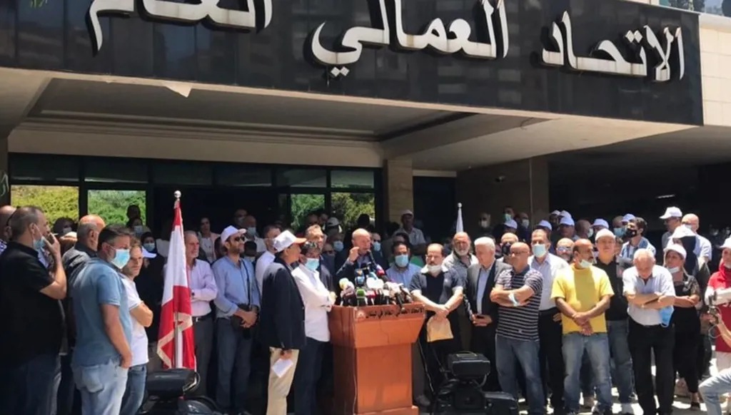 تجمع أمام مقر الاتحاد العمالي العام.