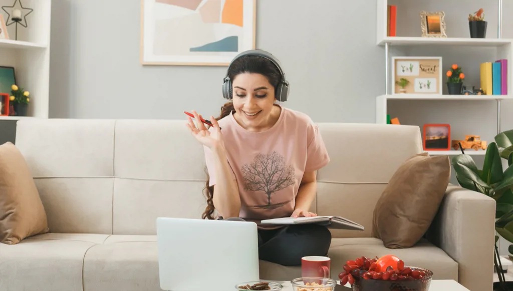 سيدة تعمل عن بعد من المنزل.